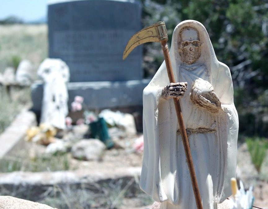 Visitando un cementerio con la Santa Muerte